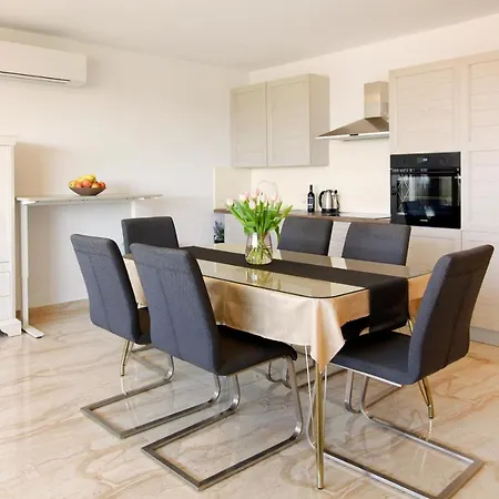 Modern 2-bed Apt, Late Check In Available דירה