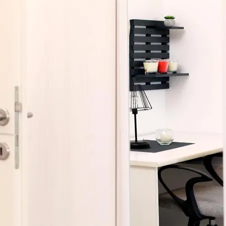Modern 2-bed Apt, Late Check In Available ספליט