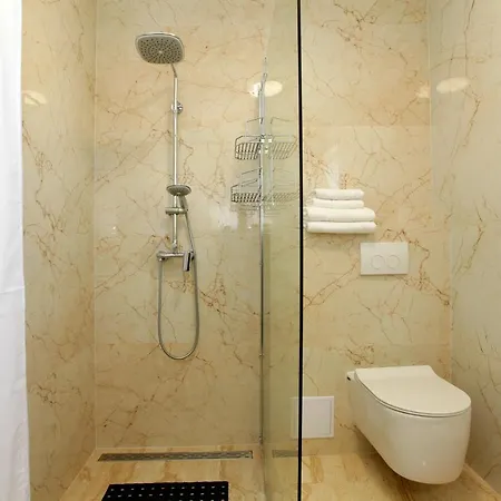 Modern 2-bed Apt, Late Check In Available ספליט