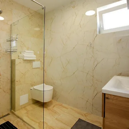 Modern 2-bed Apt, Late Check In Available * ספליט