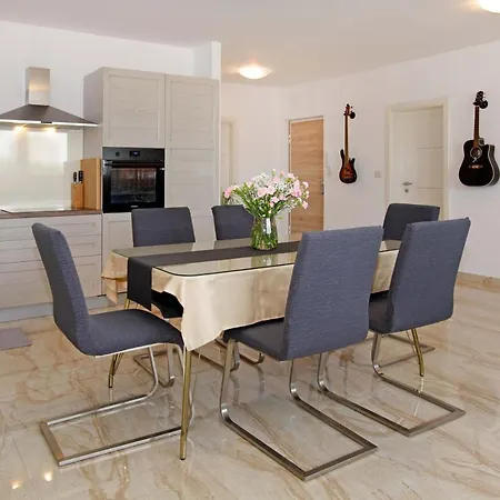 Modern 2-bed Apt, Late Check In Available ספליט