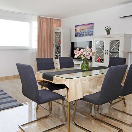 Modern 2-bed Apt, Late Check In Available * ספליט