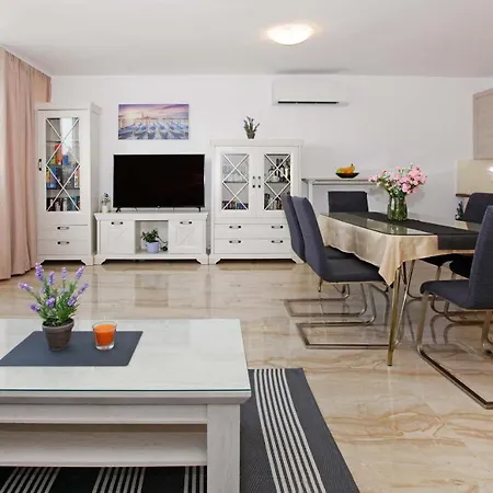 Modern 2-bed Apt, Late Check In Available ספליט