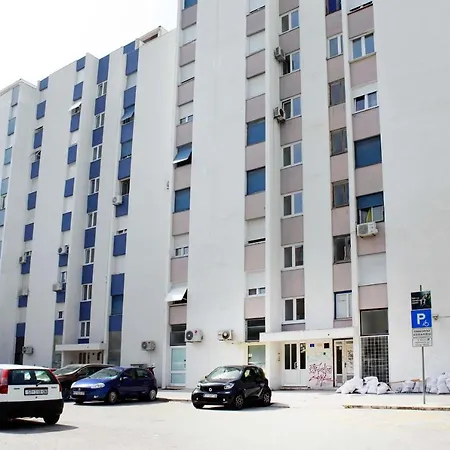 Modern 2-bed Apt, Late Check In Available * ספליט
