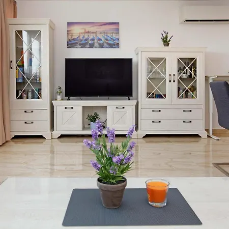 Modern 2-bed Apt, Late Check In Available ספליט