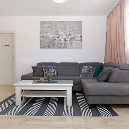 Modern 2-bed Apt, Late Check In Available * ספליט