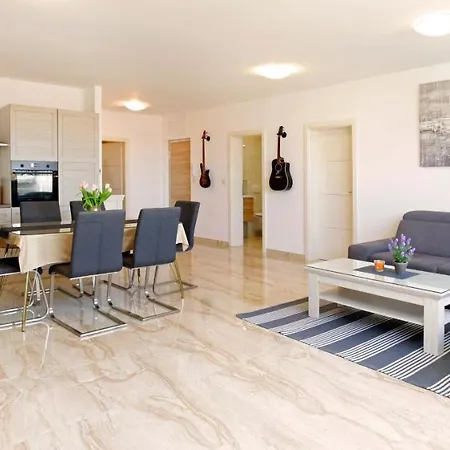 Modern 2-bed Apt, Late Check In Available ספליט