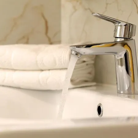 Modern 2-bed Apt, Late Check In Available Split