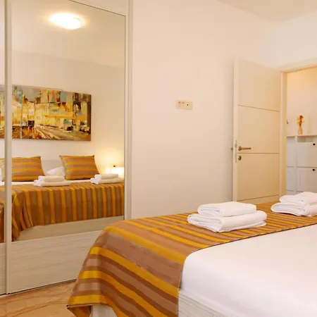 Modern 2-bed Apt, Late Check In Available *