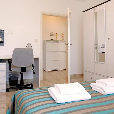Apartment Modern 2-bed Apt, Late Check In Available Split