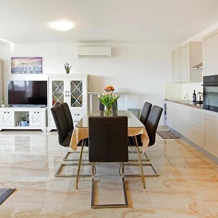 Modern 2-bed Apt, Late Check In Available Apartment *