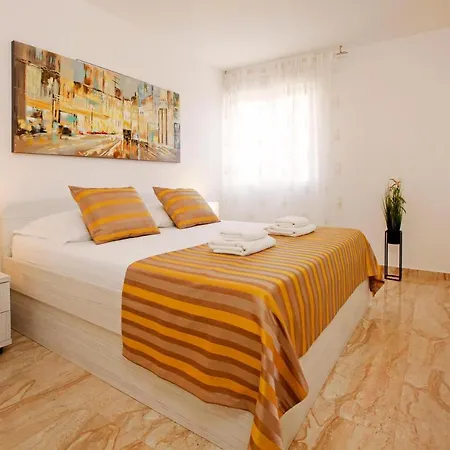 Apartment Modern 2-bed Apt, Late Check In Available Split