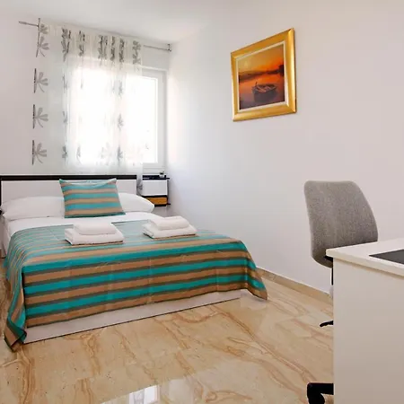Apartment Modern 2-bed Apt, Late Check In Available