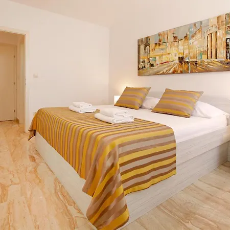 Modern 2-bed Apt, Late Check In Available Apartment