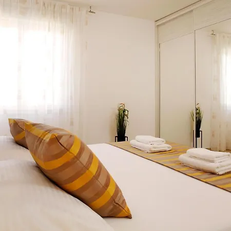 Modern 2-bed Apt, Late Check In Available Apartment