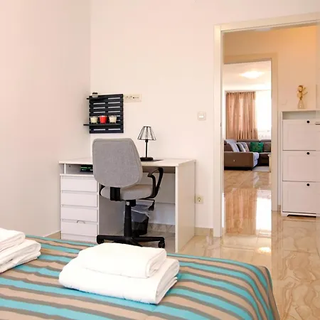 Modern 2-bed Apt, Late Check In Available Apartment Split