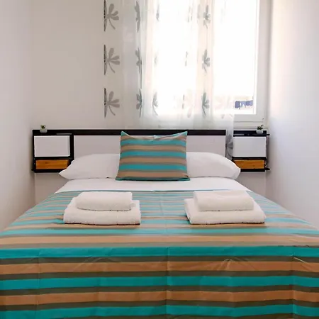 Apartment Modern 2-bed Apt, Late Check In Available