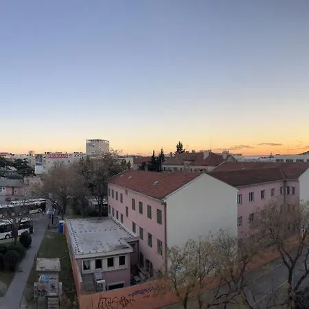 Apartment Modern 2-bed Apt, Late Check In Available Split