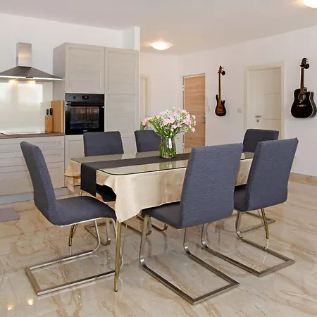 Modern 2-bed Apt, Late Check In Available Split
