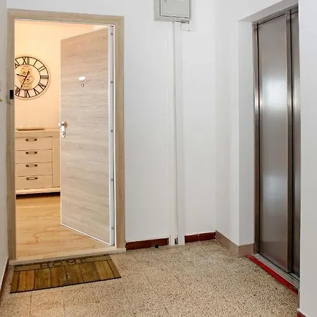 Modern 2-bed Apt, Late Check In Available *