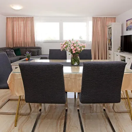 Apartment Modern 2-bed Apt, Late Check In Available