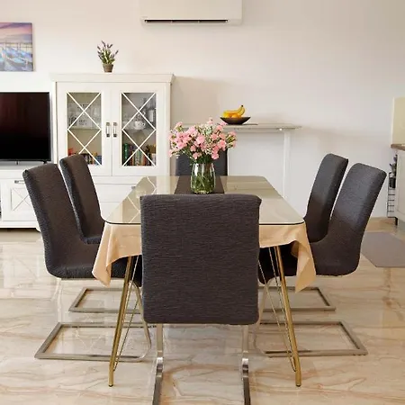 Modern 2-bed Apt, Late Check In Available Apartment *