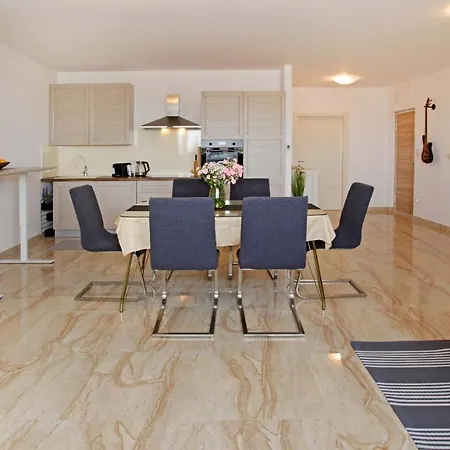 Modern 2-bed Apt, Late Check In Available Apartment *