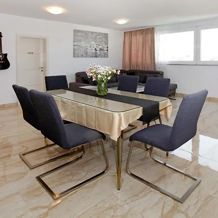 Modern 2-bed Apt, Late Check In Available Apartment *