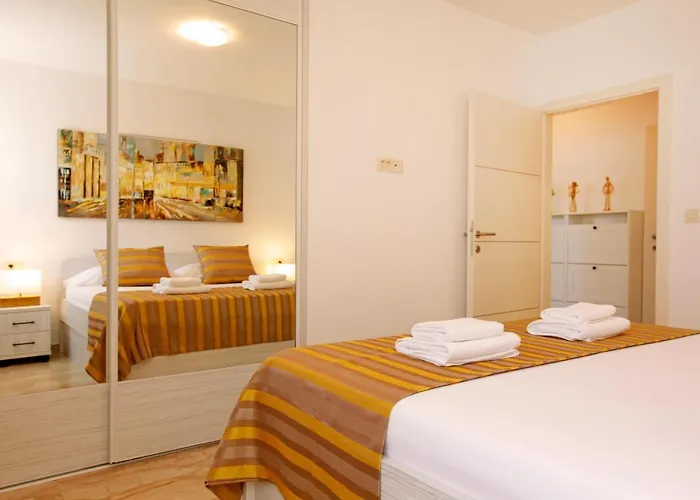 Modern 2-bed Apt, Late Check In Available *