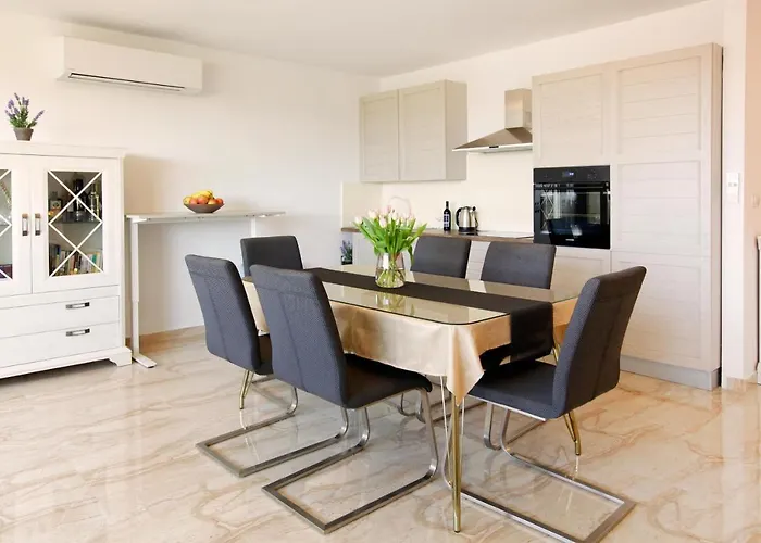 Modern 2-bed Apt, Late Check In Available Apartman
