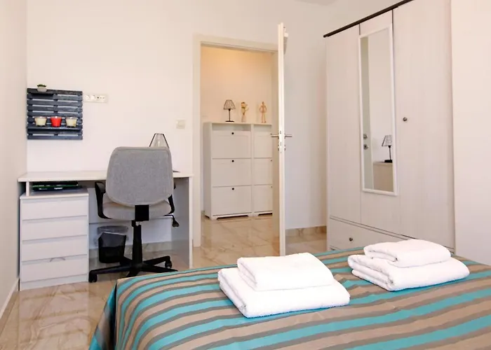 Apartman Modern 2-bed Apt, Late Check In Available Split