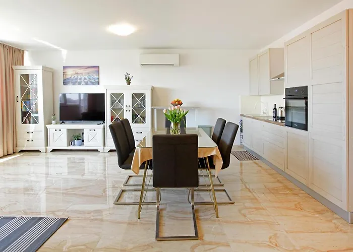 Modern 2-bed Apt, Late Check In Available דירה *