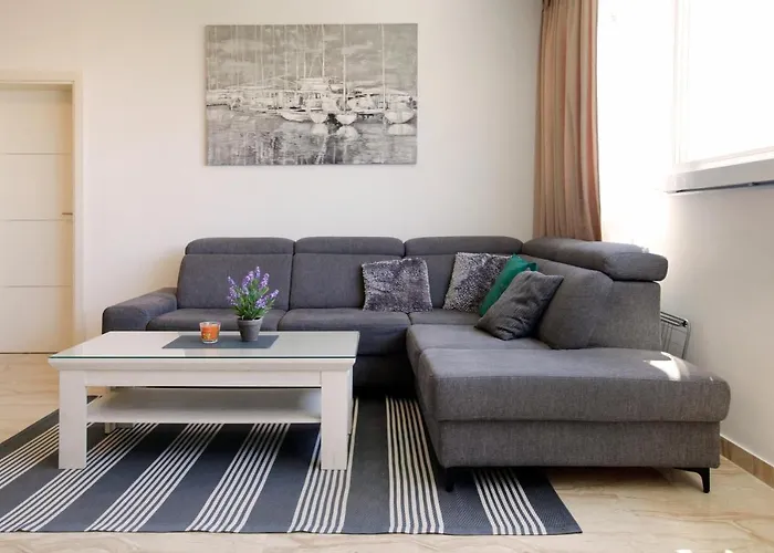 Modern 2-bed Apt, Late Check In Available ספליט