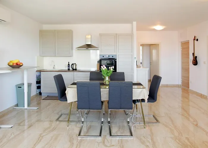 Modern 2-bed Apt, Late Check In Available *