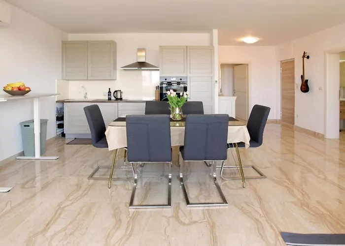 Modern 2-bed Apt, Late Check In Available *