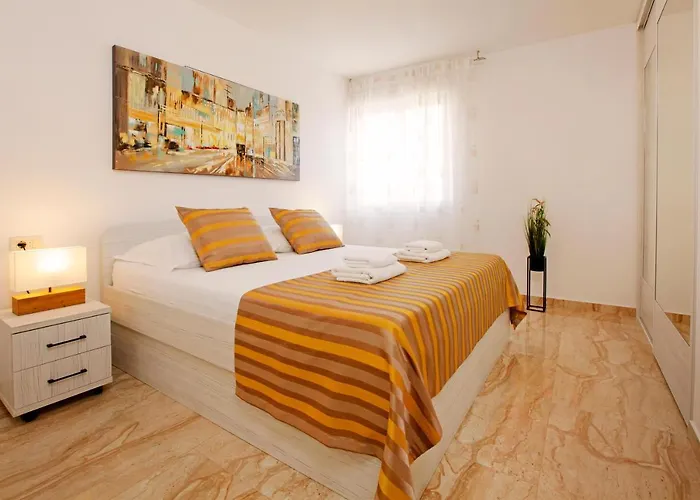 Apartman Modern 2-bed Apt, Late Check In Available Split