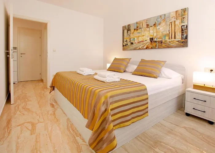 Modern 2-bed Apt, Late Check In Available דירה