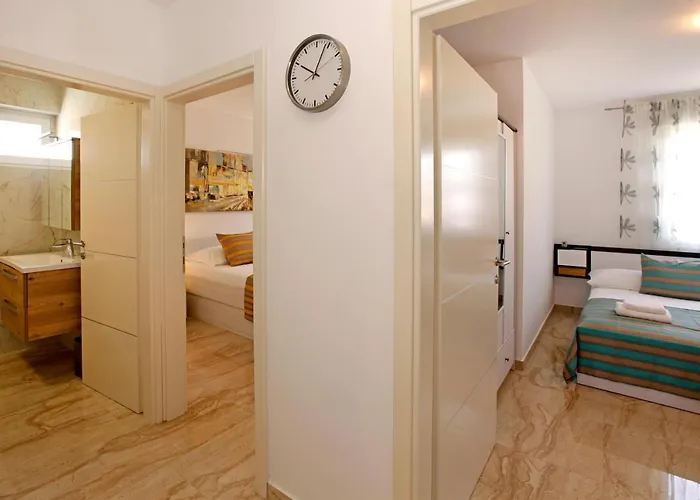Modern 2-bed Apt, Late Check In Available דירה *