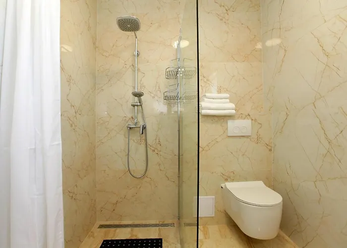 Modern 2-bed Apt, Late Check In Available ספליט