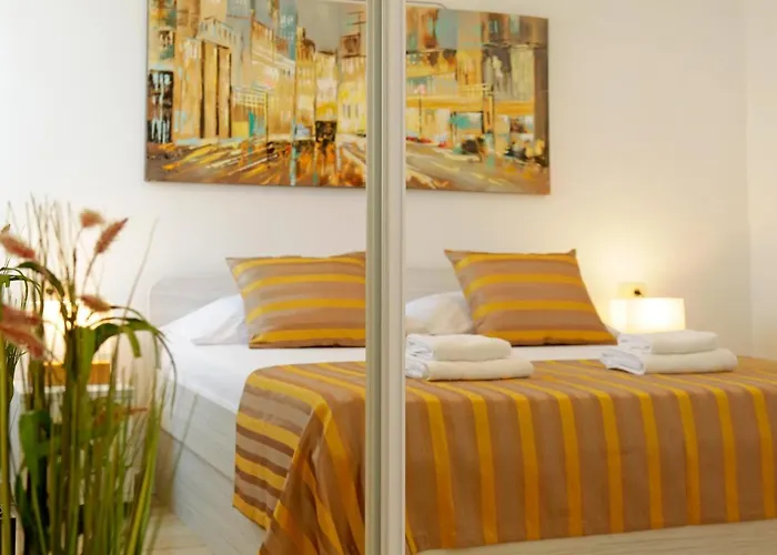 Modern 2-bed Apt, Late Check In Available * ספליט