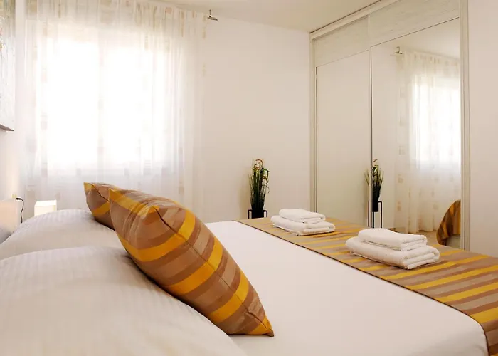 Modern 2-bed Apt, Late Check In Available Apartman