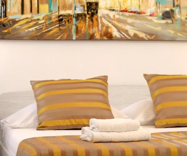 Apartman Modern 2-bed Apt, Late Check In Available *