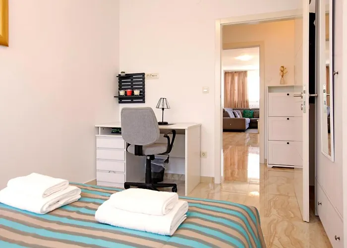 Modern 2-bed Apt, Late Check In Available דירה ספליט