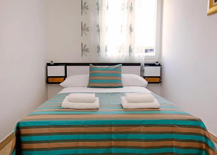 Apartman Modern 2-bed Apt, Late Check In Available
