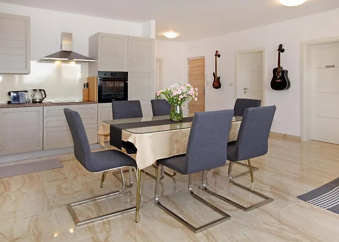 Modern 2-bed Apt, Late Check In Available ספליט