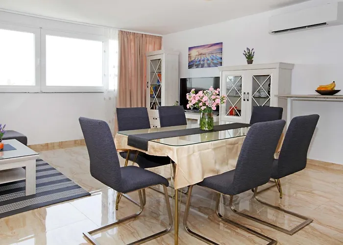 Modern 2-bed Apt, Late Check In Available * Split