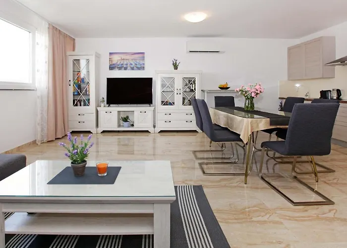 Modern 2-bed Apt, Late Check In Available ספליט