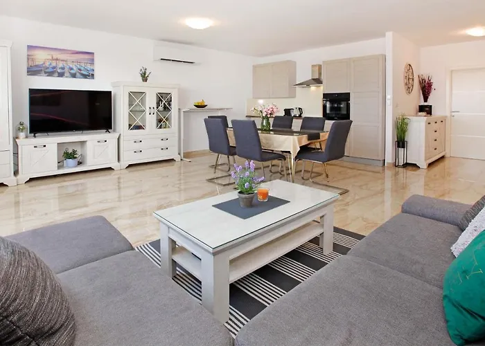 Modern 2-bed Apt, Late Check In Available *