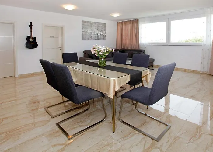 Modern 2-bed Apt, Late Check In Available דירה *