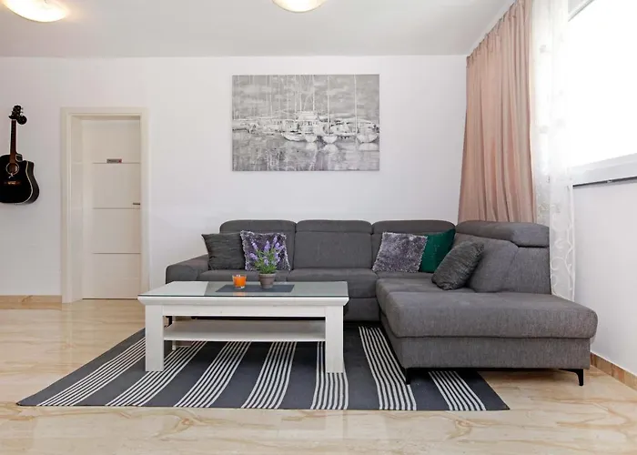Modern 2-bed Apt, Late Check In Available * Split